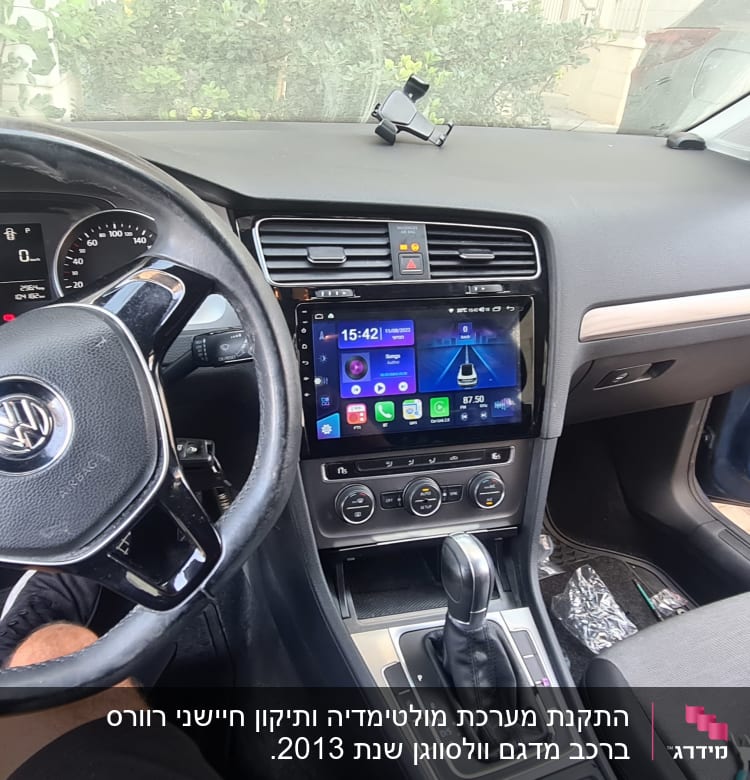 פנים רכב עם מערכת מולטימדיה ולוח מחוונים